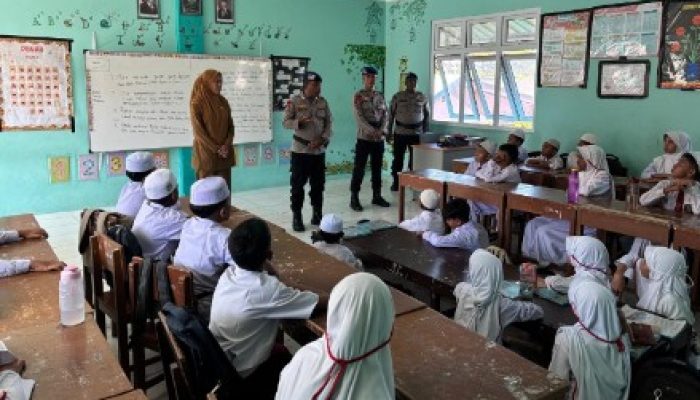 Ditpolairud Polda Aceh Saweu Sikula: Edukasi Pelajar tentang Pentingnya Kebersihan Pantai