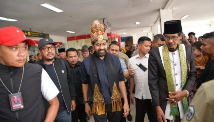 Pulau di Singkil Kembali ke Pangkuan Aceh, Mualem Disambut Meriah Setibanya di Bandara Sultan Iskandar Muda