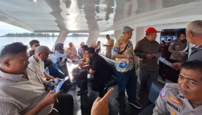 Polisi Sosialisasi Tertib Berlalu Lintas kepada Penumpang Kapal Express Bahari Sabang