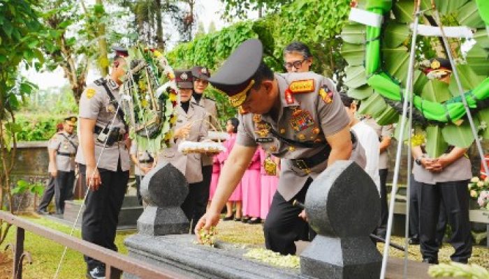 Jelang Hari Bhayangkara, Kapolri Ziarah ke Makam BJ Habibie hingga Hoegeng