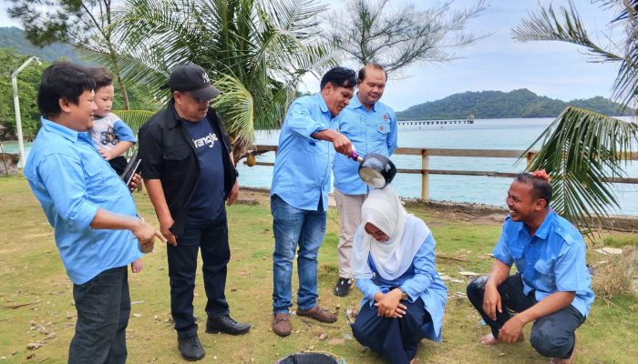 Pertama di PWI Sabang, Penyerahan Kartu Pers Anggota Muda Dilakukan dengan Ritual Siram Bunga
