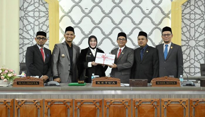 Walikota Serahkan Dokumen Raqan RPJM Banda Aceh Tahun 2025-2029 Kepada DPRK