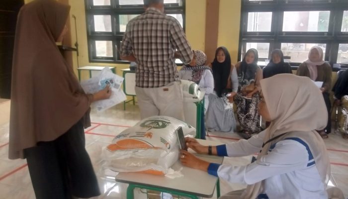 Masyarakat Lhoong Terima Bansos Beras Gratis
