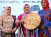 Ketua Staf Ahli TP-PKK Aceh Hadiri Parade Hari Kebaya Nasional ke-2