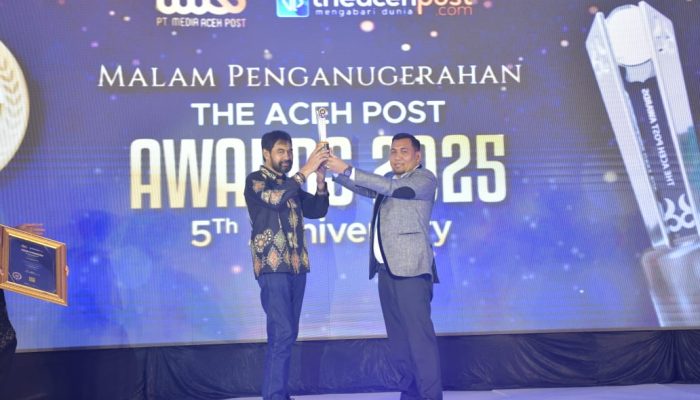 Gubernur Aceh Terima Anugerah Tokoh Peusaboh Nanggroe di The Aceh Post Awards 2025