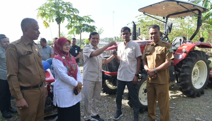 Genjot Produksi Pertanian, Wagub Aceh Serahkan Alsintan untuk 3 Kabupaten