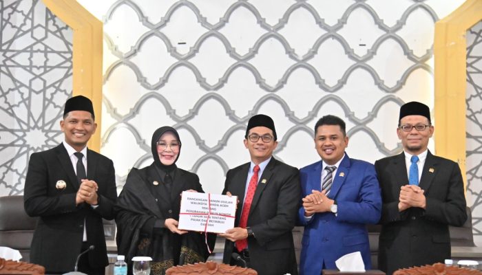 Wali Kota Serahkan Raqan Perubahan Tentang Pajak dan Retribusi Daerah Kepada DPRK