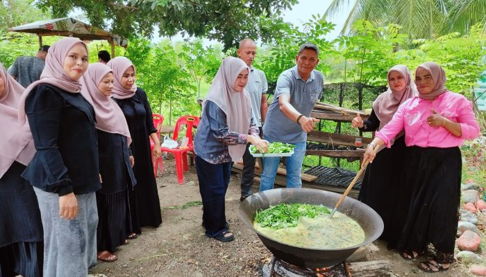 Sambut HUT RI ke-80, Polsek Simpang Tiga Gelar Masak Kuah Pliek U Bersama Ibu Keuchik