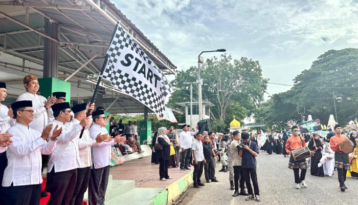 Asisten Administrasi Umum Sekda Aceh Lepas Peserta Pawai Tahun Baru Islam 1447 H