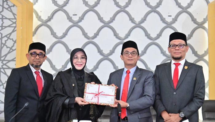 Wali Kota Banda Aceh Serahkan Dokumen RKUA-PPAS Perubahan 2025 ke DPRK