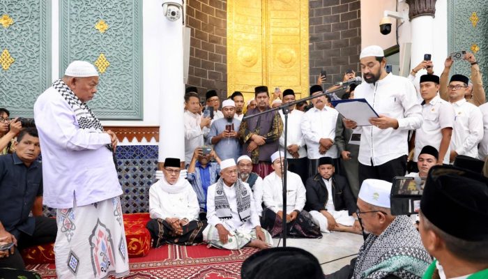 Gubernur Mualem Kukuhkan Abu Paya Pasi sebagai Imam Besar Masjid Raya Baiturrahman