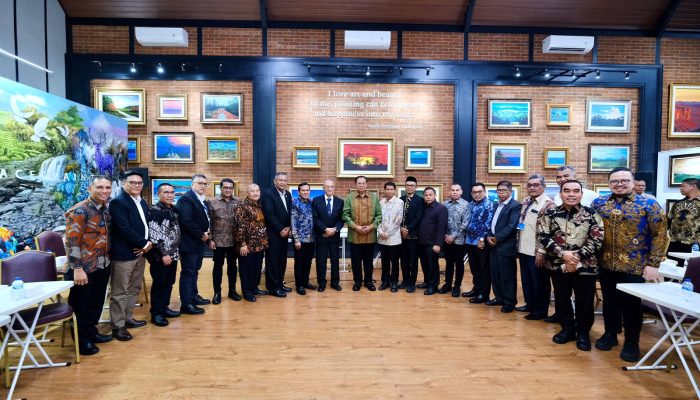 Wakil Gubernur Aceh bersama Wali Nanggroe Aceh dan Akademisi Bertemu SBY