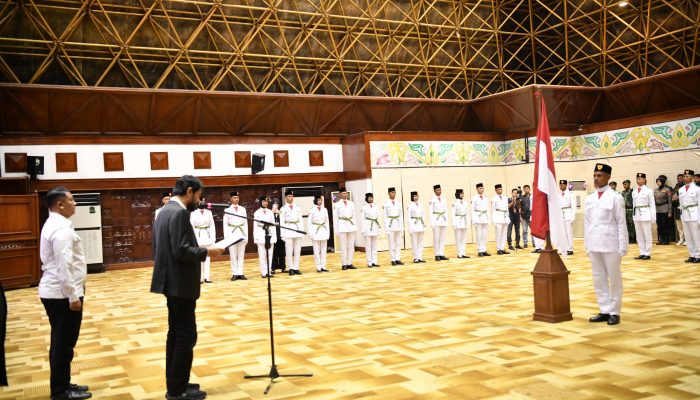Mualem Kukuhkan Anggota Paskibraka Provinsi Aceh