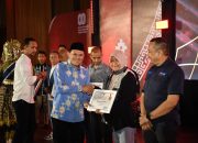 Wagub Serahkan Penghargaan untuk Wartawan Peliput Proses Perdamaian Aceh