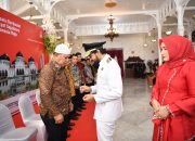 Peringatan HUT RI ke-80, Gubernur Aceh dan Istri Serahkan cendera mata pada Keluarga Pahlawan