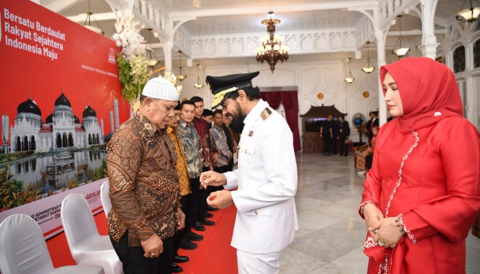Peringatan HUT RI ke-80, Gubernur Aceh dan Istri Serahkan cendera mata pada Keluarga Pahlawan