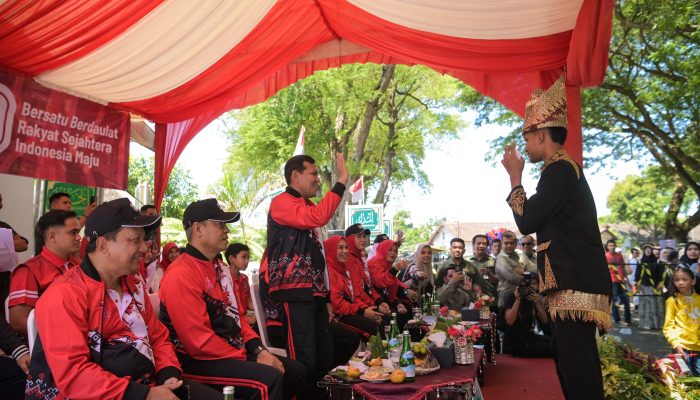 Wagub Fadhlullah Sambut Peserta Pawai Budaya HUT ke-80 RI