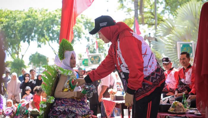 Kak Na, Sambut Pelukan Hangat Syakira, Bocah Istimewa di Pawai Kemerdekaan RI ke-80