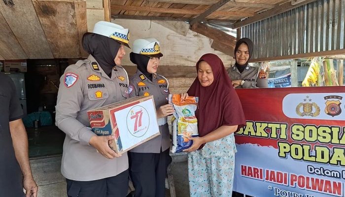 Peringati HUT Ke-77, Polwan Polda Aceh Gelar Baksos dengan Menyalurkan Sembako untuk Warga