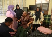 Ketua TP-PKK Aceh Besar Serahkan Kursi Roda untuk Warga Bayu Stroke