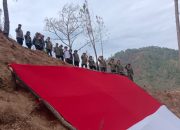Masyarakat Kampung Linge Kibarkan Bendera Merah Putih Raksasa di Puncak Kerubung Buntul Linge