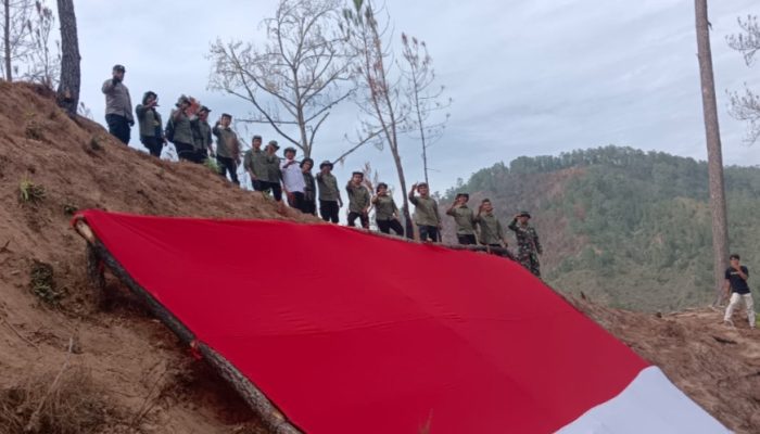 Masyarakat Kampung Linge Kibarkan Bendera Merah Putih Raksasa di Puncak Kerubung Buntul Linge
