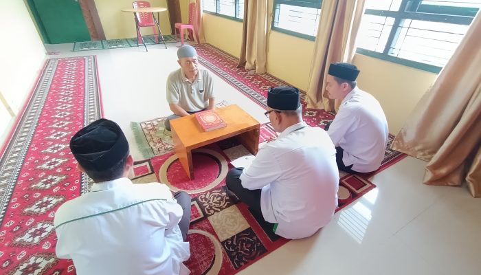 Bakal Calon Keuchik Jalani Uji Baca Al-Qur’an di KUA Sukamakmur