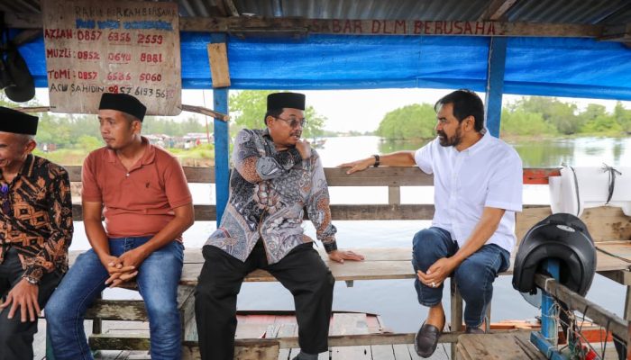 Naik Rakit, Gubernur Mualem Janji Bangun Jembatan Sementara di Kuala Baru