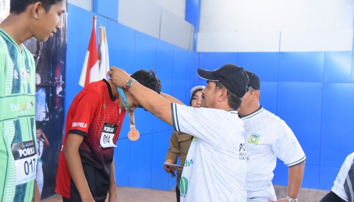 Wakil Bupati Syukri Kalungi Medali Atletik PORKAB 2025