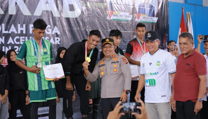 Kapolres Aceh Besar Serahkan Medali Cabor Atletik Porkab 2025