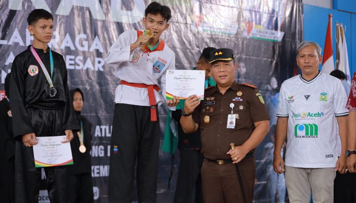 Kajari Aceh Besar Kalungkan Medali Cabor Pencak Silat PORKAB 2025