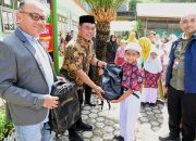 Bupati Aceh Besar dan BRI Salurkan 500 Tas Sekolah untuk Siswa SD Negeri Pertiwi