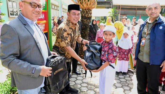 Bupati Aceh Besar dan BRI Salurkan 500 Tas Sekolah untuk Siswa SD Negeri Pertiwi