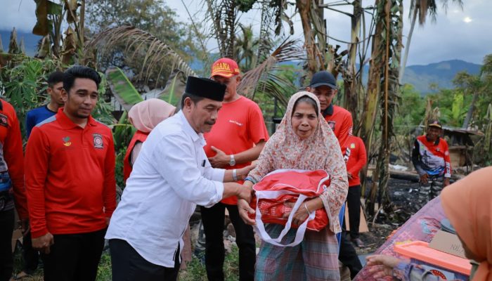 Wakil Bupati Aceh Besar Serahkan Bantuan Masa Panik untuk Korban Kebakaran di Pantee Rawa