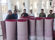Daniel Abdul Wahab Serahkan Ambal Sajadah untuk Masjid di Lamjabat