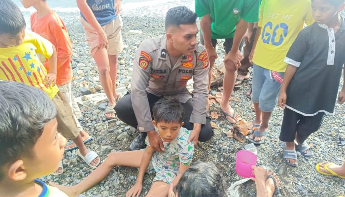 Aksi Cepat Personel Polres Aceh Selatan  Selamatkan Anak Tenggelam di Laut Tapaktuan