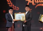 Mualem Raih Penghargaan Kepala Daerah Peduli Pesantren