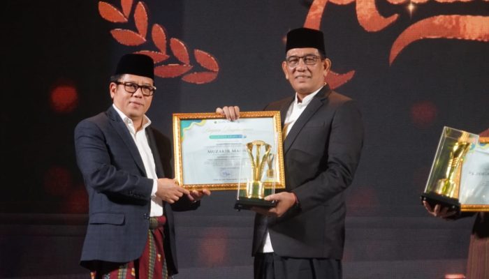 Mualem Raih Penghargaan Kepala Daerah Peduli Pesantren