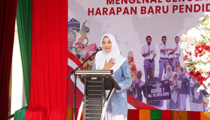 Siswi SMAN 10 Fajar Harapan Berbagi Kisah Inspiratif di Hadapan Wakil Menteri dan Tamu Undangan