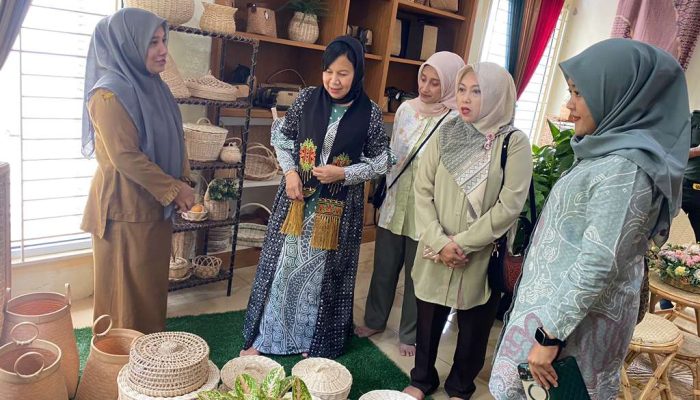 Ibu Dansesko TNI Kunjungi Dekranasda Aceh Besar