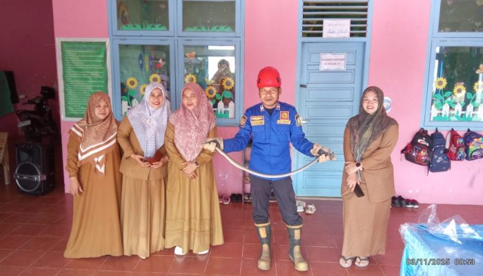 Respons Cepat, Damkar Aceh Besar Evakuasi Ular di TK Negeri Peukan Bada