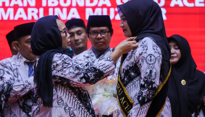Dikukuhkan Sebagai Ibunda Guru Aceh, Kak Na Siap Dukung Perjuangan Guru