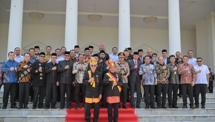 Wali Nanggroe Aceh Anugerahkan Gelar Kehormatan ‘Petua Panglima Hukom Nanggroe’ kepada Mendagri Tito Karnavian