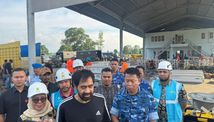 Gubernur Muzakir Manaf Tinjau Material Tower Pengganti yang Tiba di Aceh
