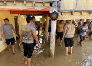 Polri Untuk Masyarakat,Puluhan Personel Polri BKO Polres Aceh Besar Bersihkan Rumah Warga Korban Banjir 