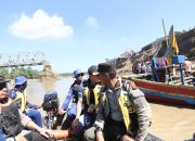 Kapolda Sebrangi Sungai Tingkeum untuk Tembus ke Aceh Utara, Sempat Temui Warga yang Tertahan di Kutablang