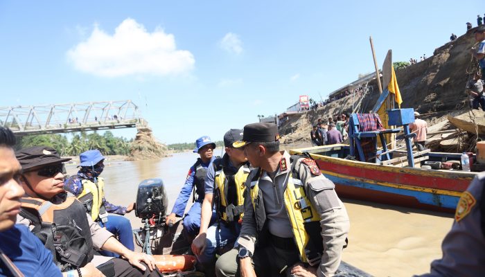 Kapolda Sebrangi Sungai Tingkeum untuk Tembus ke Aceh Utara, Sempat Temui Warga yang Tertahan di Kutablang