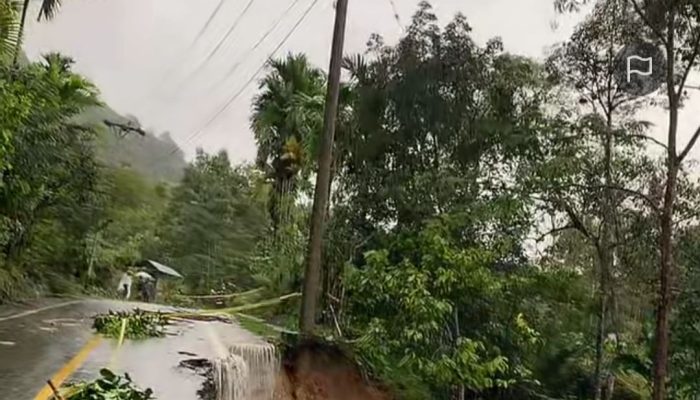 Longsor Menggerus Badan Jalan di Gampong Baro, Tangse Pidie Akibat Hujan Deras