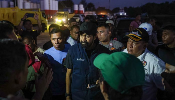 Mualem Sambut Bantuan Via Laut di Pelabuhan Krueng Geukueh Aceh Utara
