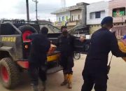 Polisi Bagikan Makanan untuk Korban Banjir, Redam Kepanikan dan Pastikan Distribusi Bantuan Tetap Lancar